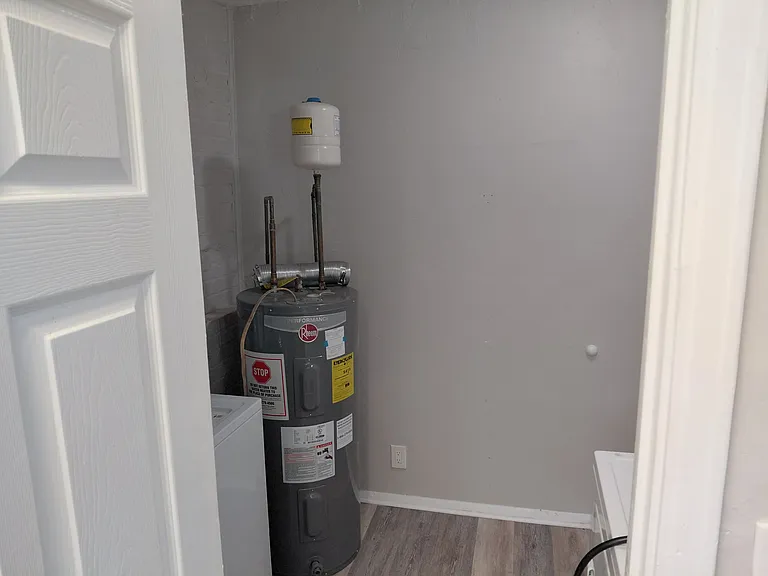 120 Elizabeth Ave — Photo 17