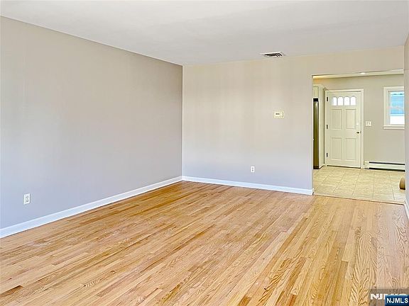 3rd image of 92 Rose St