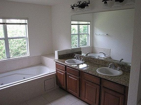Master bath w jacuzzi tub