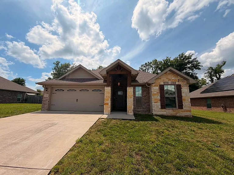 1104 Lakeview Dr — Photo 1