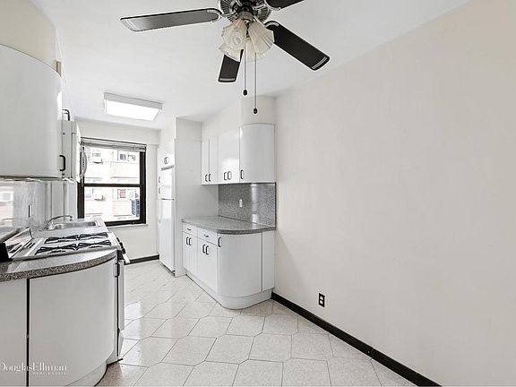 2nd image of 266 E Broadway APT B1908