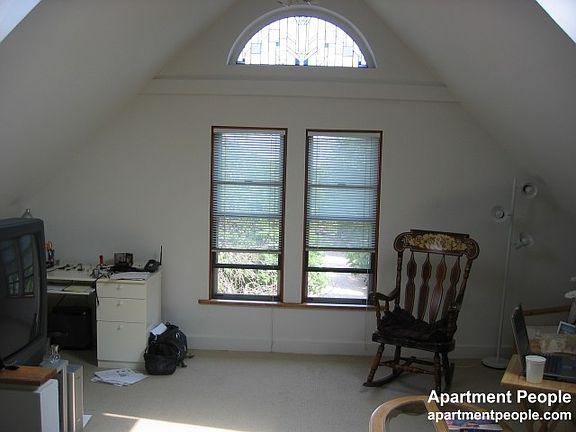 3rd image of 1031 W Wellington Ave #3