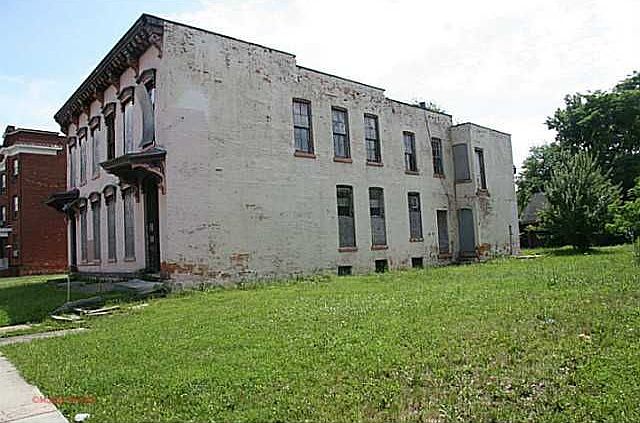 2nd image of 912 N Huron St