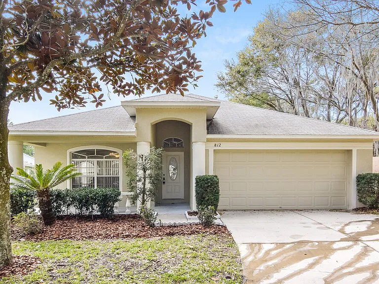 812 Lesa Glen Pl — Photo 1