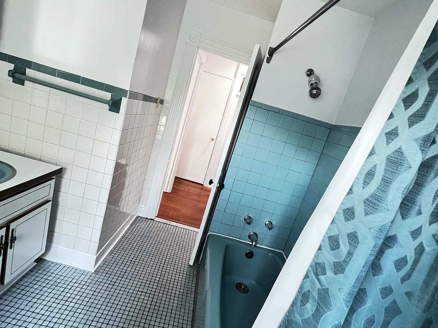 510 Carpenter Ln — Photo 3