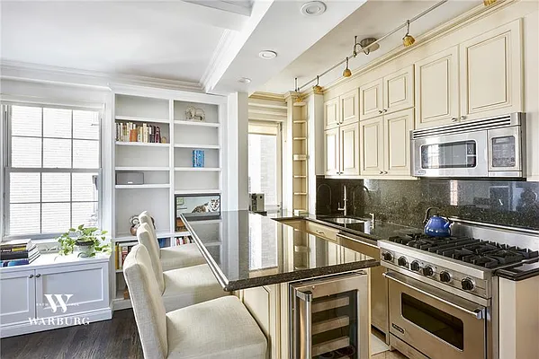 Sold by Warburg | media 10