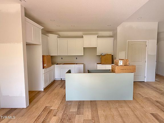 4th image of 116 Emerald Dr