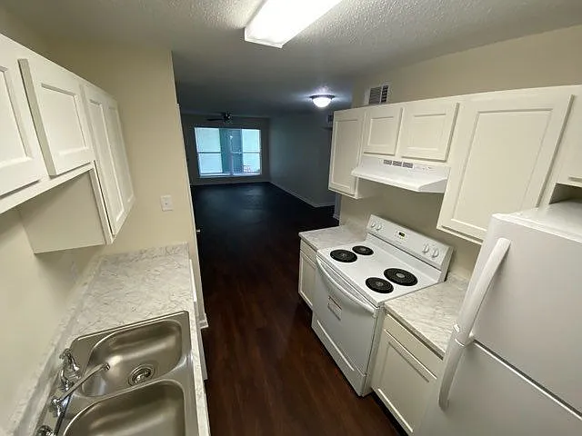 4015 Lakeside Dr — Photo 2
