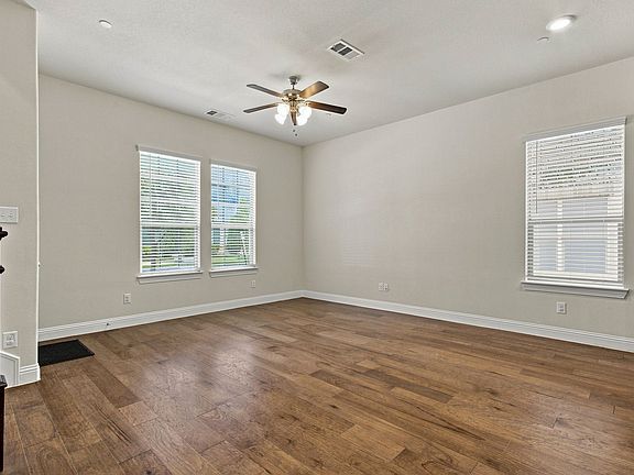 5th image of 303 Ferndale St