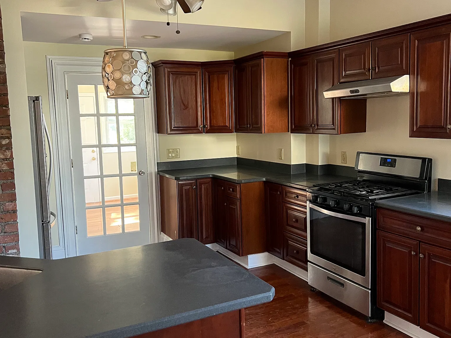 3 bed, 1.5 bath, 1100 sqft, $2,850 — Photo 2