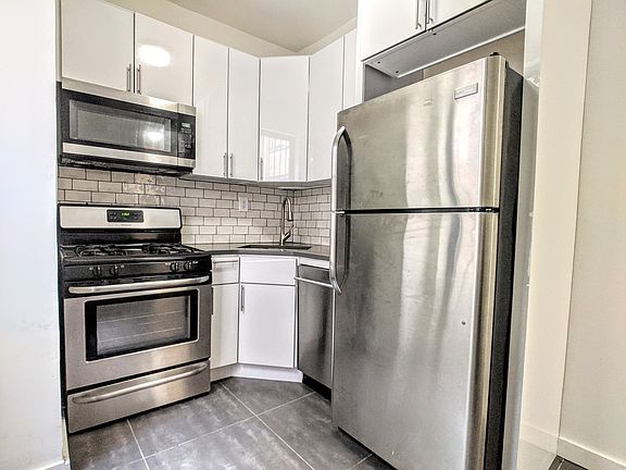3rd image of 246 Bainbridge St #1C