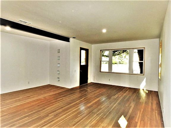 4th image of 106A E Texas St