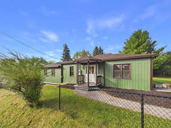 7332 Manns Dr, Fairlawn, VA 24141