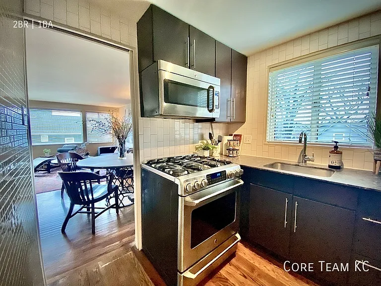 1020 W 44th St #6 — Photo 3