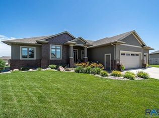 2140 S Silverpine Ct, Sioux Falls, SD 57110