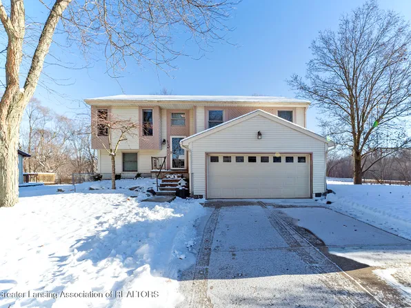 3725 Stoneleigh Dr, Lansing, MI 48910