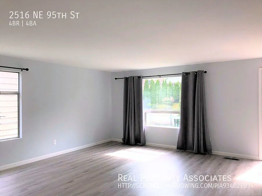 Newly updated 4 Bed+Bonus/4 bath home, conveniently located in Wedgwood/Lake City — Photo 3
