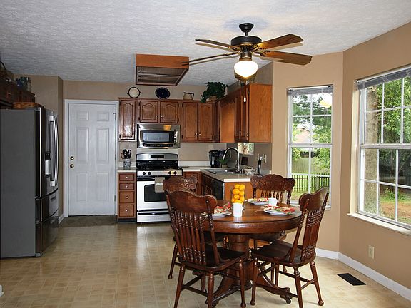 5th image of 937 Lawnview Ln