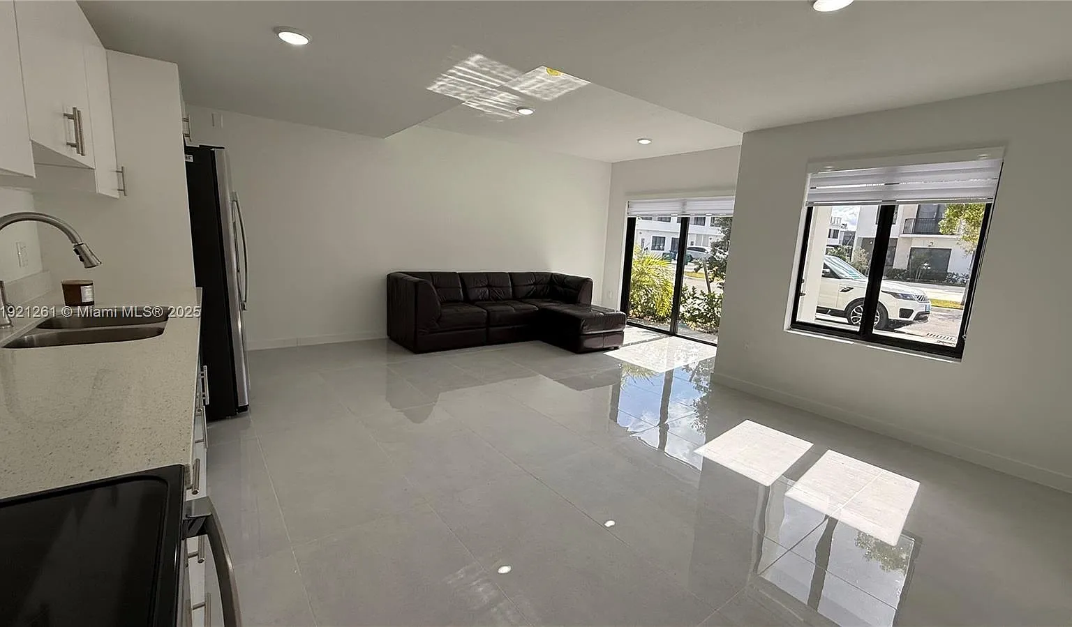 4 bed, 3.5 bath, 1398 sqft, $3,000 — Photo 2