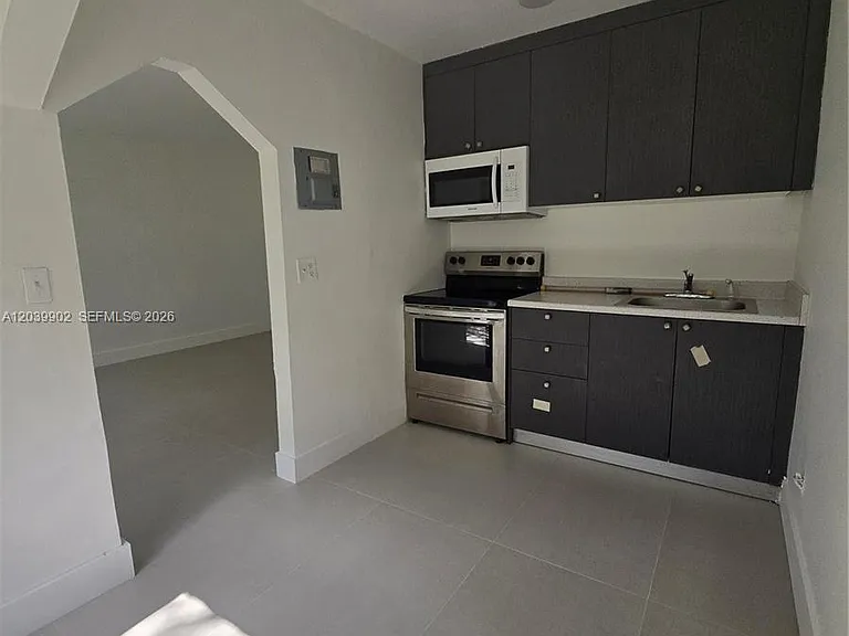 237 SW 13th St #4 — Photo 4