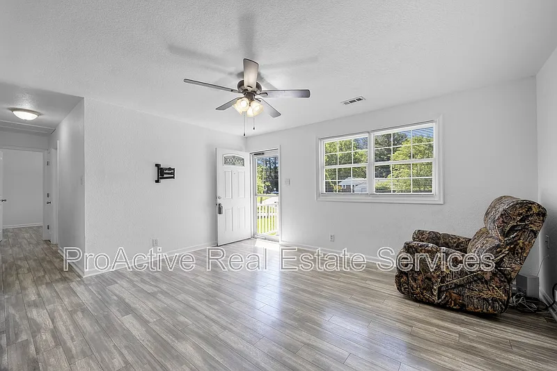 3 bed, 1.0 bath, 950 sqft, $1,950 — Photo 3