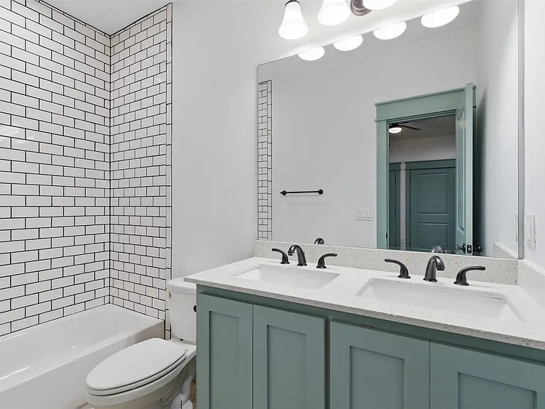 1731 W Elm St — Photo 13