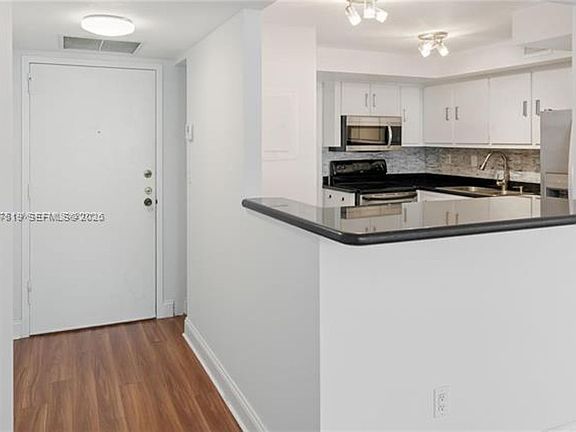 5th image of 1420 Brickell Bay Dr APT 505C