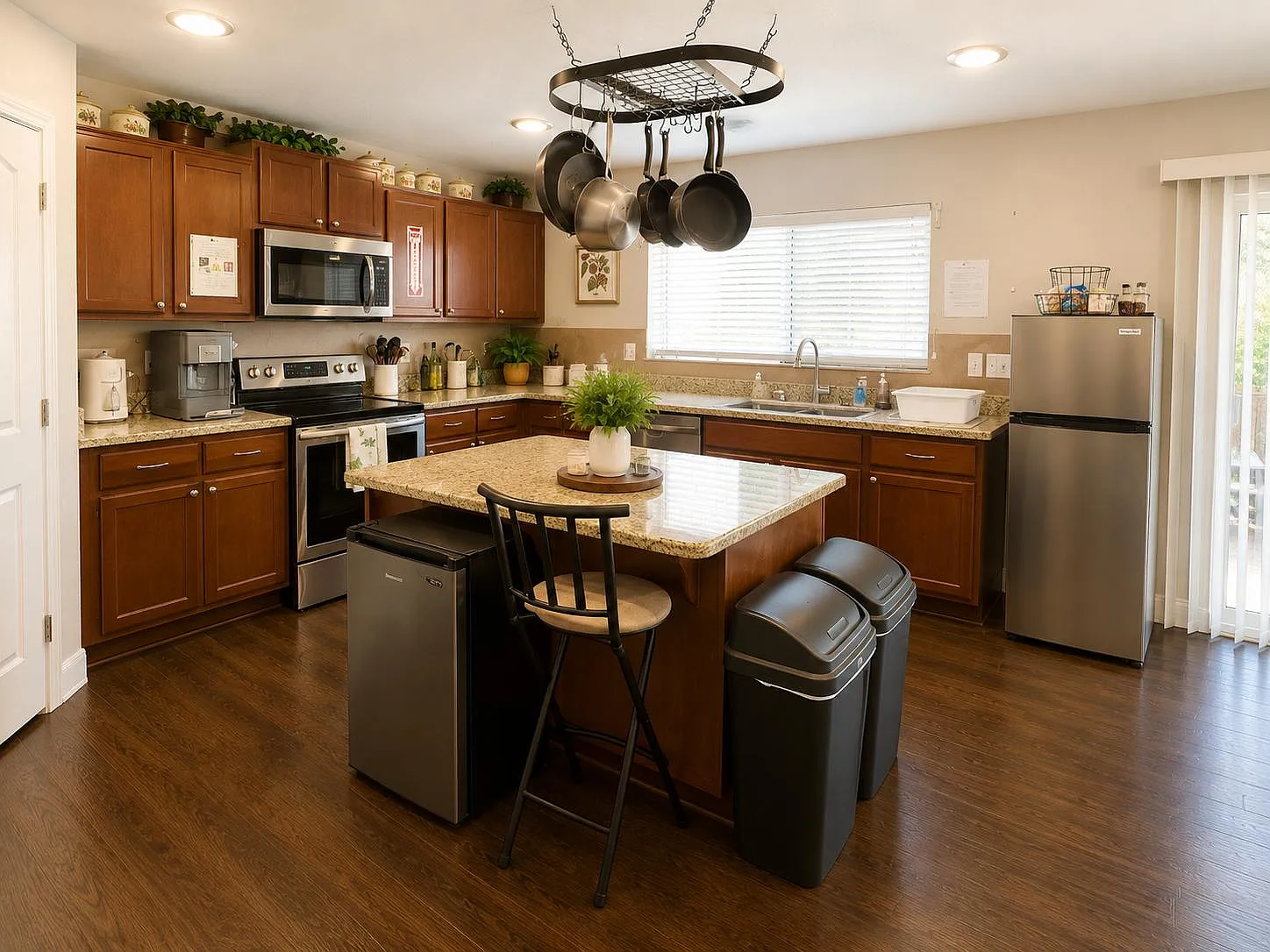 4 bed, 3.0 bath, 3740 sqft, $875 — Photo 4