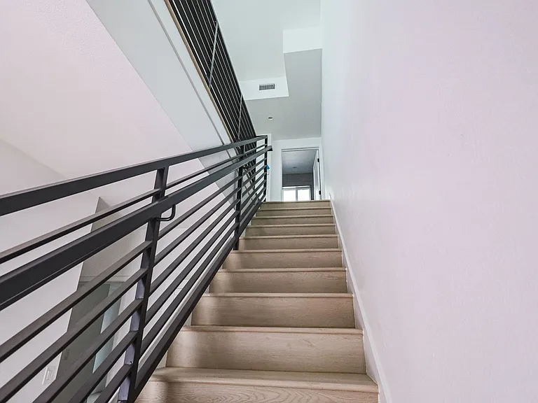 New Construction Luxury 4 Bed Townhomes With Roof Decks — Photo 56