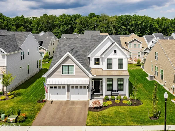 14 Woodspring Road, Farmingdale, NJ 07727