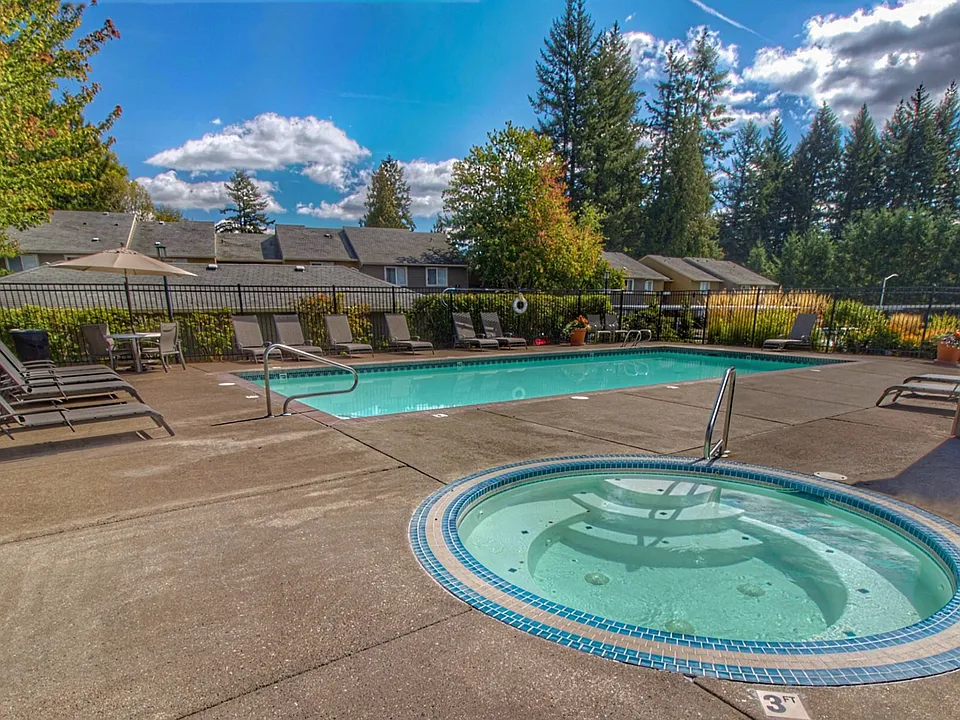 Seasonal Outdoor Pool, Hot Tub