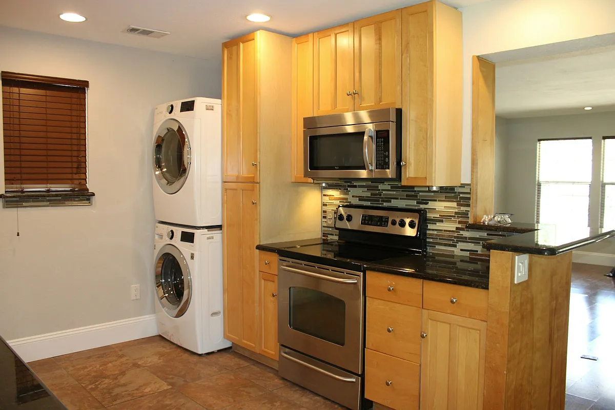 Building Photo - 1313 Casa Vale Dr