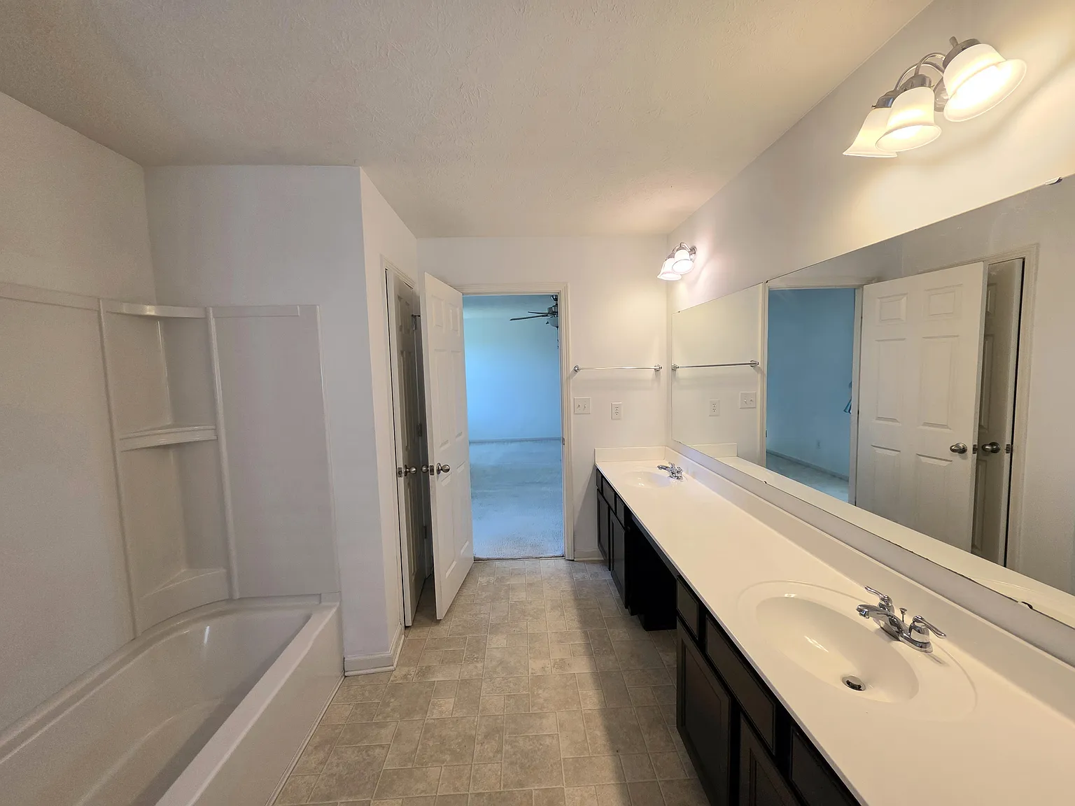 3 bed, 2.5 bath, 2130 sqft, $2,050 — Photo 3