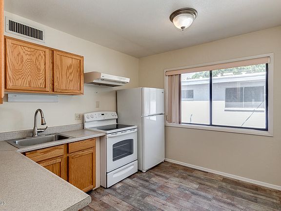 4th image of 721 E Montebello Ave Unit 215