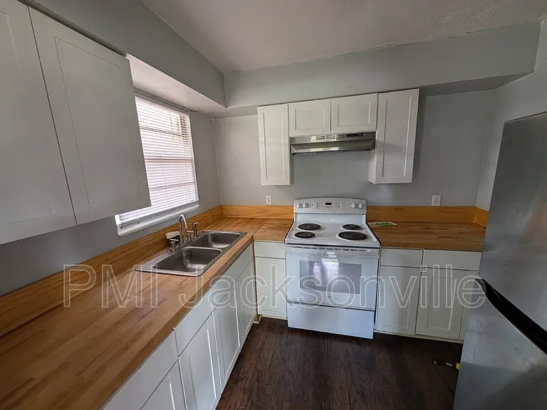 2562 W 28th St — Photo 7