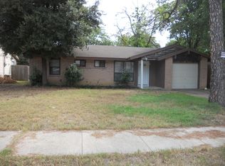 2704 Roberts Cir, Arlington, TX 76010