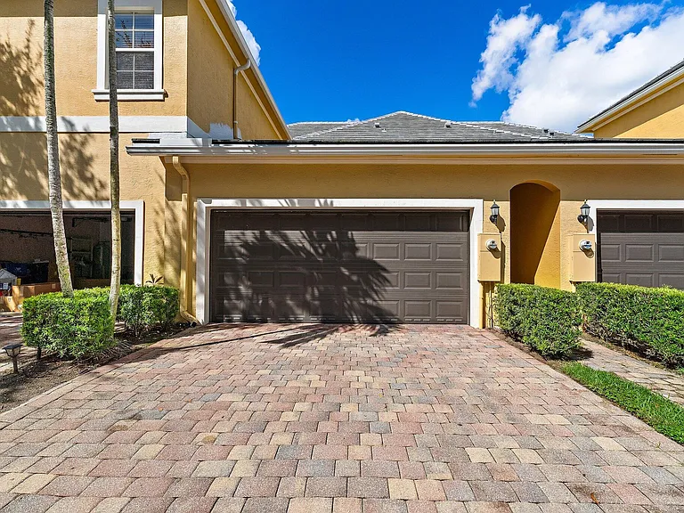 150 Lismore Ln — Photo 45