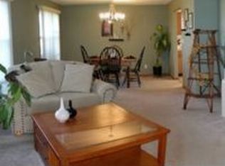 924 Quill Dr, Roscoe, IL 61073