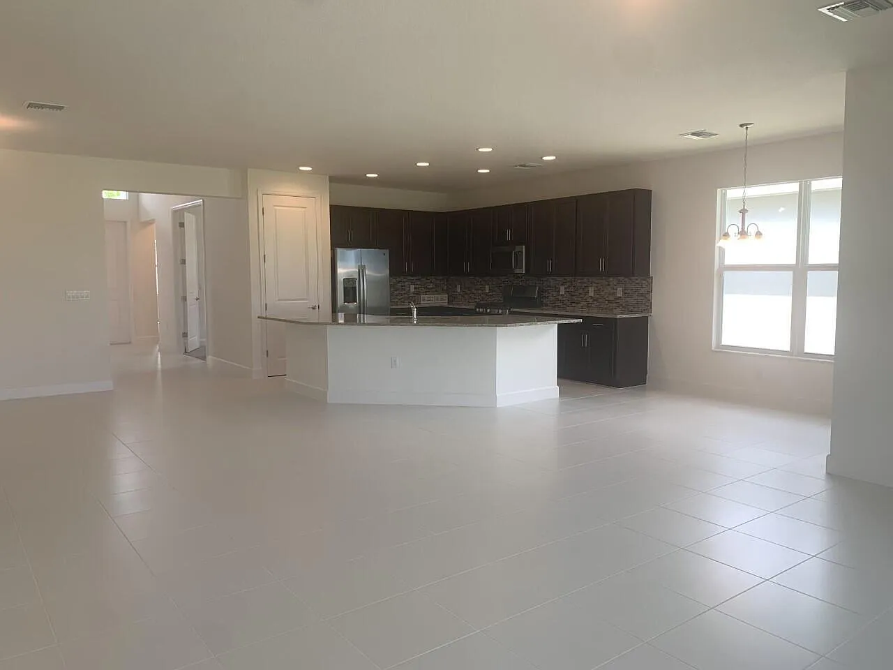3 bed, 3.0 bath, 2358 sqft, $3,900 — Photo 2