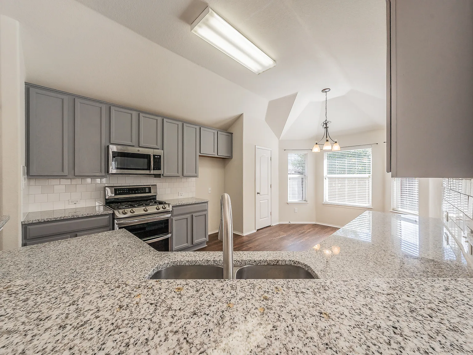3 bed, 1703 sqft, $2,350 — Photo 3