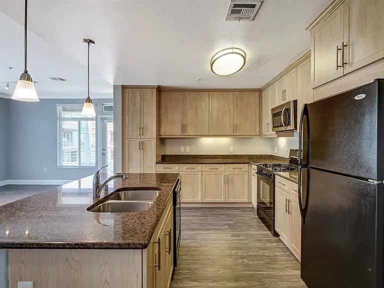 Stadium House Apartments — Photo 32