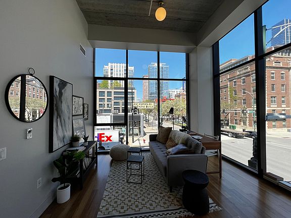 5th image of 146 W Erie St #917
