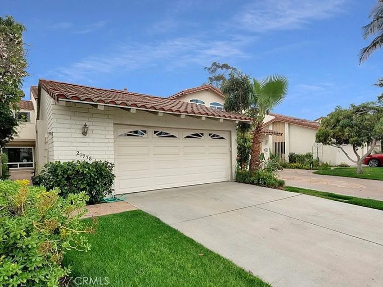 21978 Cayuga Ln — Photo 4