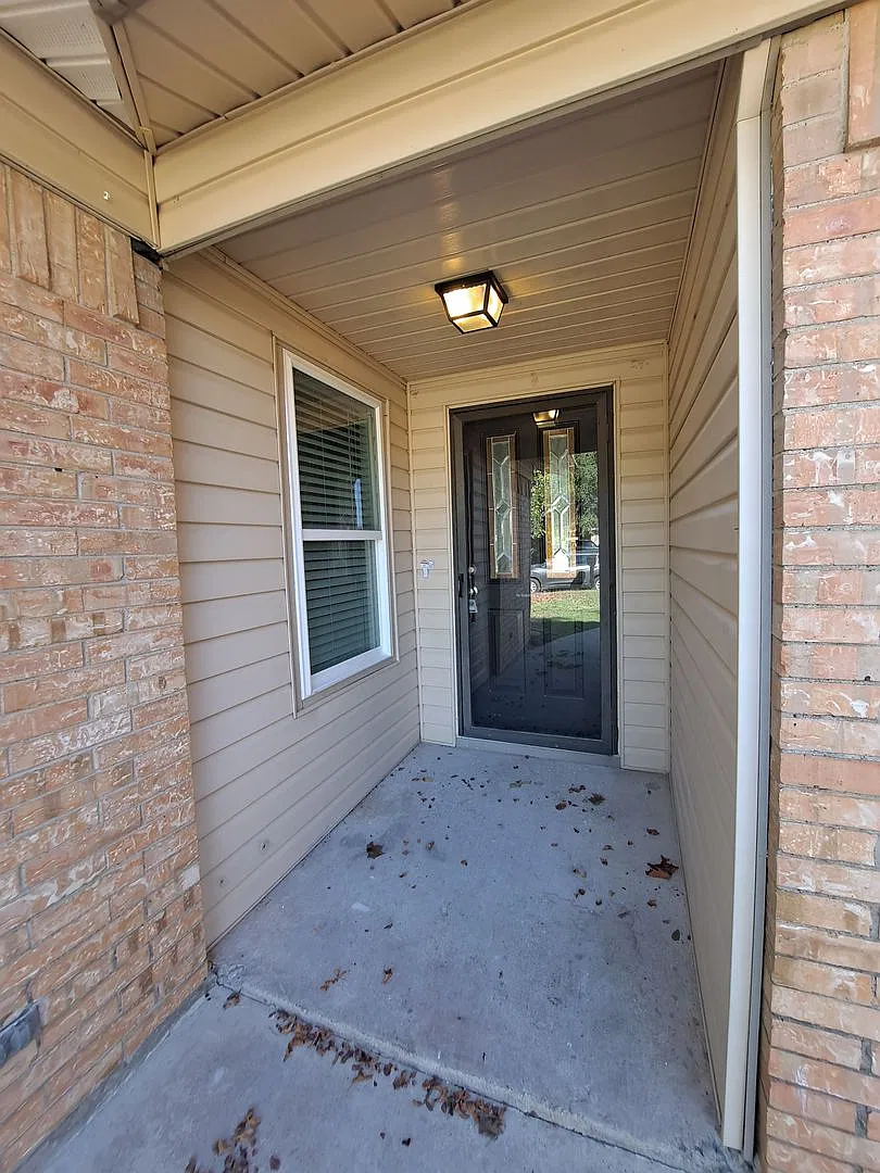 Beautiful Move In Ready 3/2/2 in Greenville! — Photo 2