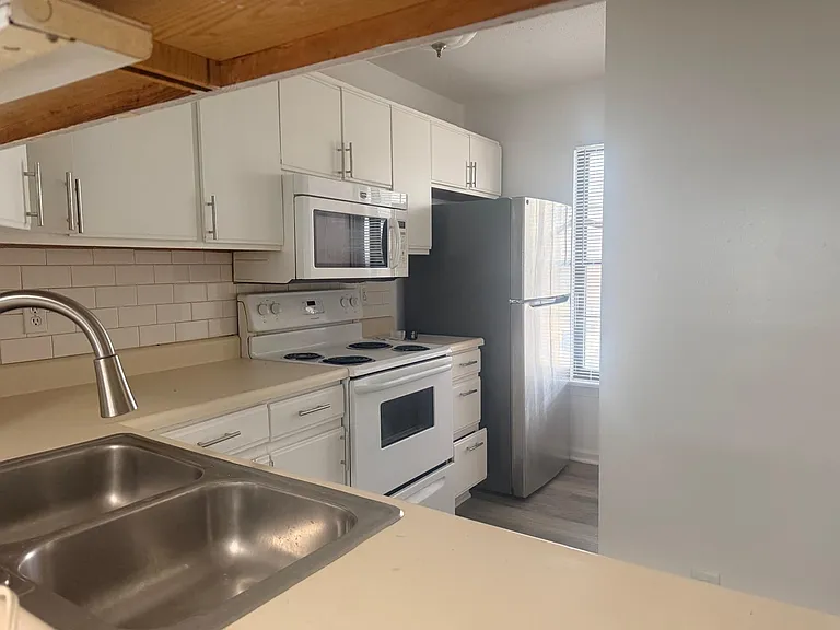 700 N Adelaide St #112 — Photo 18