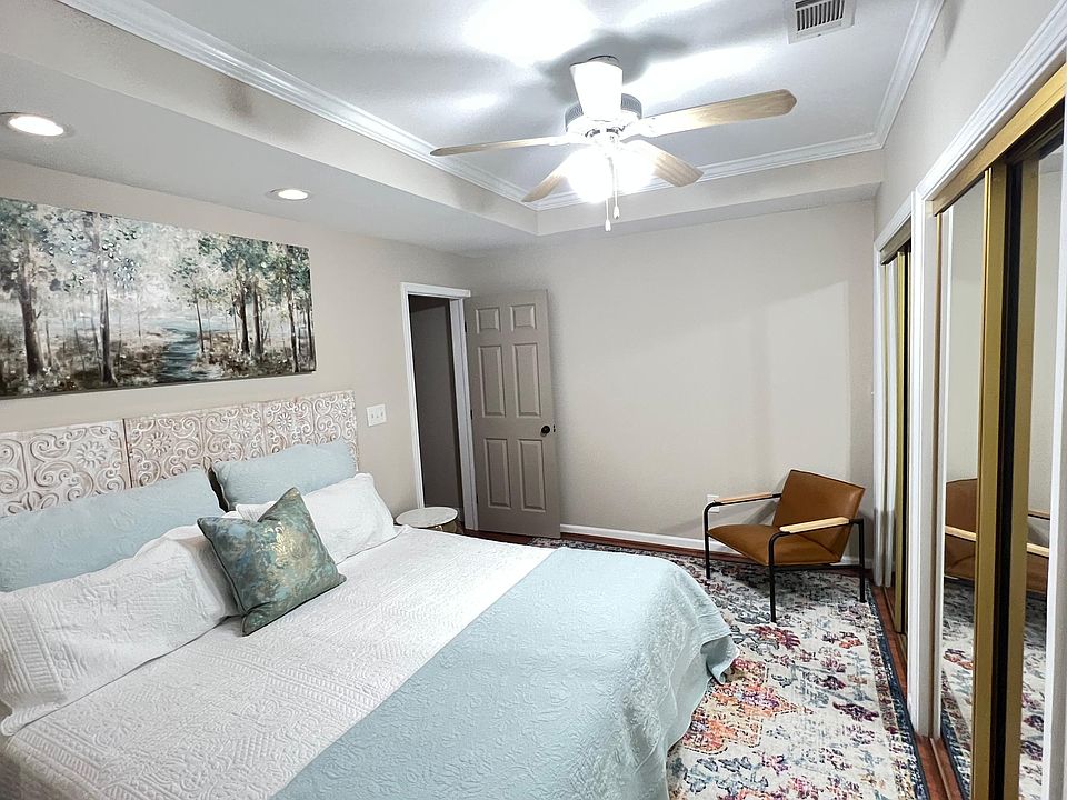 King bed with attached Full bath w tub