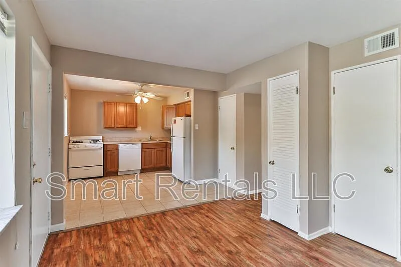 2 bed, 1.0 bath, 700 sqft, $999 — Photo 2