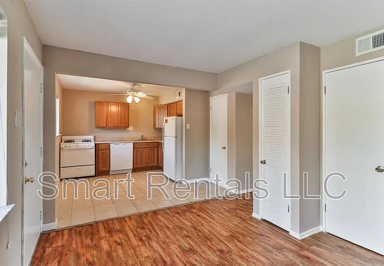 471 S Holmes Ave #B — Photo 2