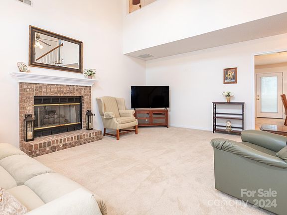 4th image of 3909 Summerhill Ct NW