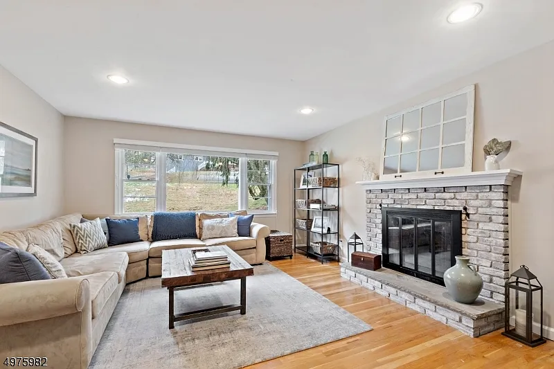 4 bed, 2000 sqft, $5,350 — Photo 2